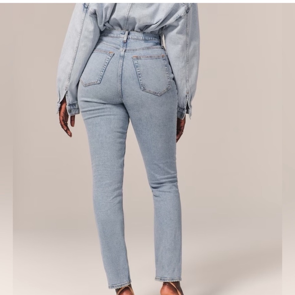 ABERCROMBIE & FITCH Curve Love Ultra High Rise 90s Slim Straight Jean